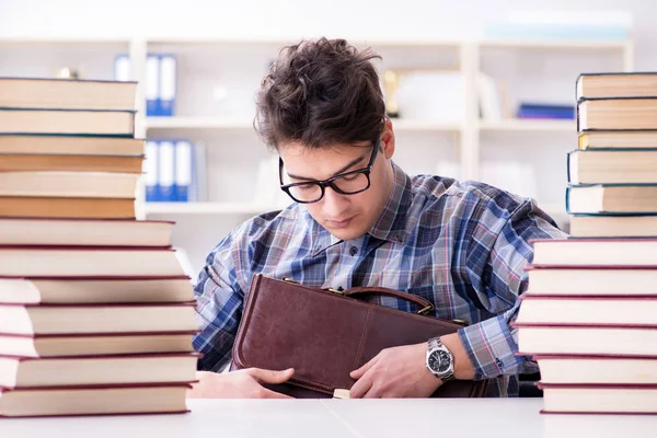 Nerd studente divertente preparazione per gli esami universitari — Foto Stock