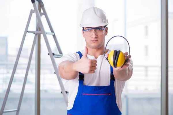 Trabajador joven con auriculares de cancelación de ruido — Foto de Stock