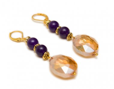 Beyaz arka plan üzerinde izole güzel küpe