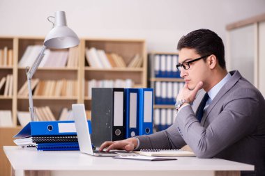 Ofiste çalışan bir işadamı.