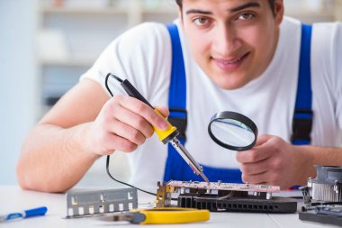 Masaüstü bilgisayarını tamir eden bilgisayar tamircisi