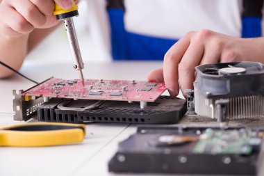 Masaüstü bilgisayarını tamir eden bilgisayar tamircisi
