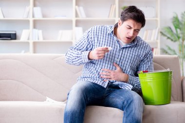 Midesi bulanan ve kusan bir adam.