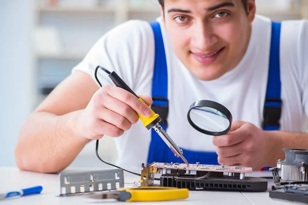 Datorreparatör som reparerar stationär dator — Stockfoto