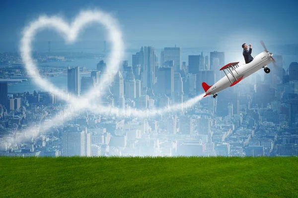 Uomo che vola aereo e fa la forma del cuore — Foto Stock