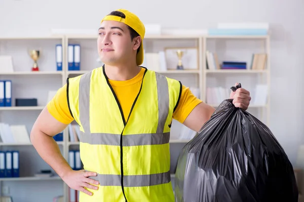 Man die het kantoor schoonmaakt en vuilniszak vasthoudt — Stockfoto