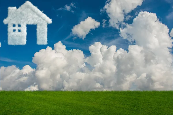 Ház az égen készült felhők - 3d renderelés — Stock Fotó