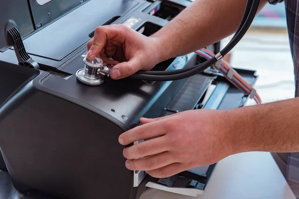 Repairman repairing broken color printer — Stock Photo, Image