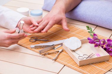 Erkekler için el manikürü konsepti