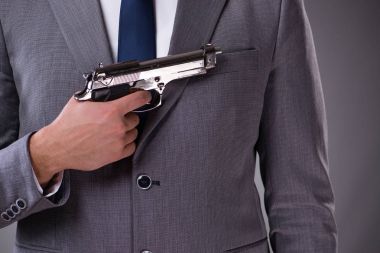 Cebinden silahını çekerek işadamı