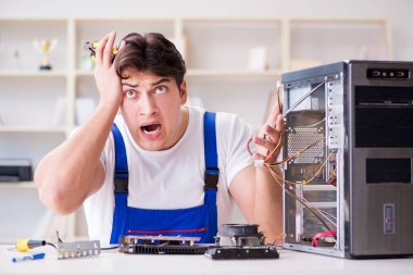 Masaüstü bilgisayarını tamir eden bilgisayar tamircisi