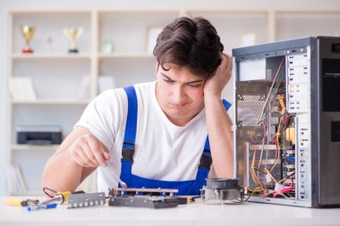 Masaüstü bilgisayarını tamir eden bilgisayar tamircisi