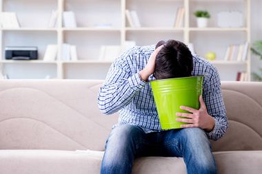 Midesi bulanan ve kusan bir adam.