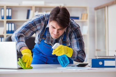 Ofiste çalışan erkek temizlikçi.