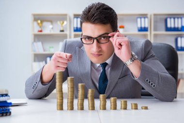 Ticari büyüme kavramında altın sikkeleri olan bir işadamı
