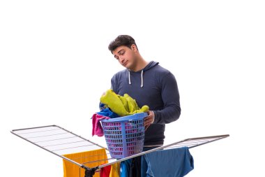 Çamaşır yıkayan koca beyaz tenli.