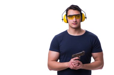Beyazlara izole edilmiş bir şekilde silahtan spor atışı yapan adam.