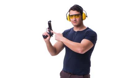 Beyazlara izole edilmiş bir şekilde silahtan spor atışı yapan adam.