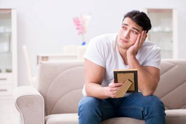 Üzgün Aziz Sevgililer Günü konsepti içinde genç bir adam