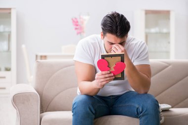 Üzgün Aziz Sevgililer Günü konsepti içinde genç bir adam