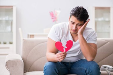 Üzgün Aziz Sevgililer Günü konsepti içinde genç bir adam