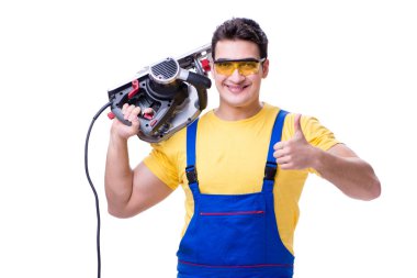 Daire üzerinde beyaz izole testere ile tulum giyen marangoz