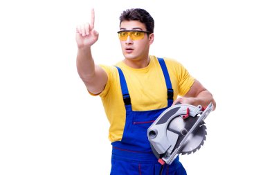 Daire üzerinde beyaz izole testere ile tulum giyen marangoz