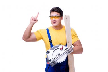 Daire üzerinde beyaz izole testere ile tulum giyen marangoz