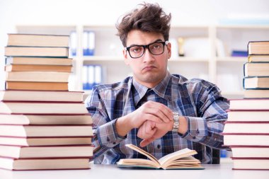 İnek öğrenci üniversite sınavlarına hazırlanıyor.