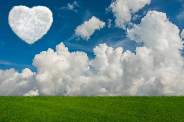 Conceito romântico com nuvens no céu — Fotografia de Stock
