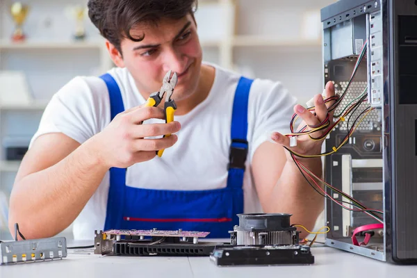 Datorreparatör som reparerar stationär dator — Stockfoto