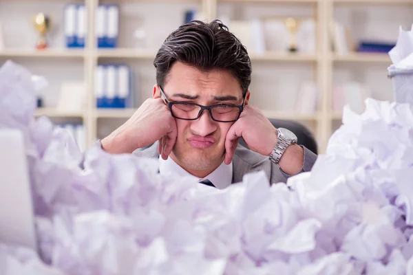 Empresario en concepto de reciclaje de papel en la oficina — Foto de Stock