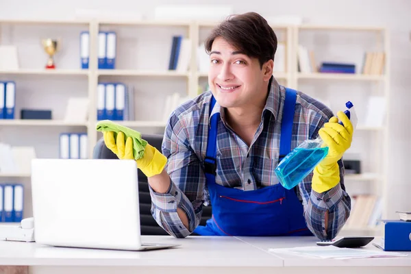 Mannelijke schoonmaker werkt in het kantoor — Stockfoto