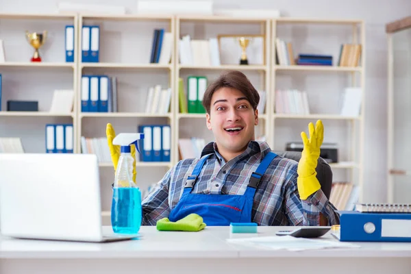 在办公室工作的男性清洁工 — 图库照片