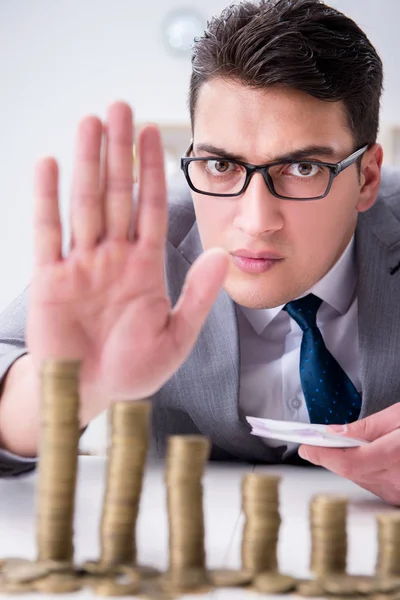 Affärsman med gyllene mynt i affärstillväxt koncept — Stockfoto