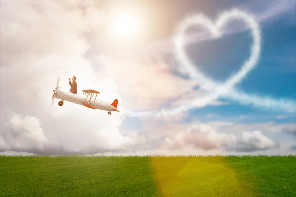 Человек летит на самолете и придает форму сердцу — стоковое фото