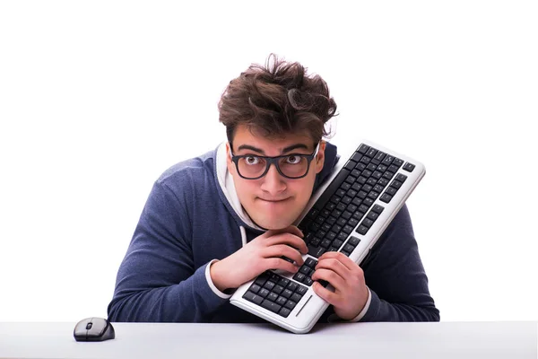 Grappige nerd man werkt op computer geïsoleerd op wit — Stockfoto