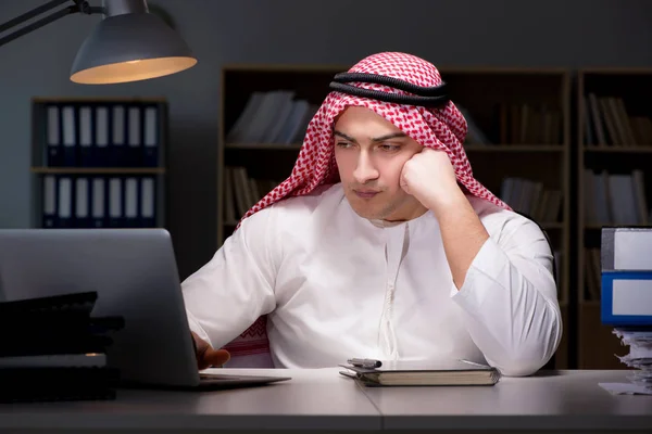 Arabský obchodník přesčas v kanceláři — Stock fotografie