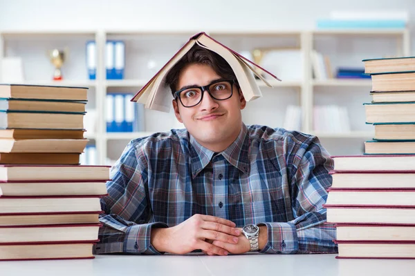 Nerd drôle étudiant se préparant pour les examens universitaires — Photo