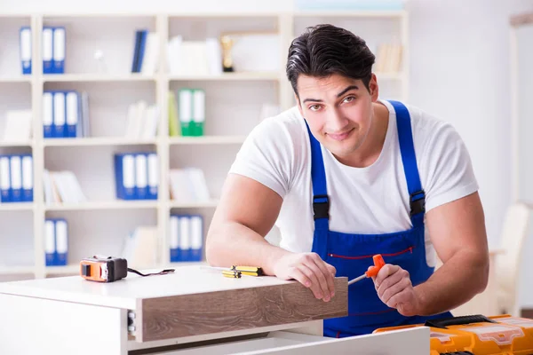 Concepto de reparación y montaje de muebles — Foto de Stock