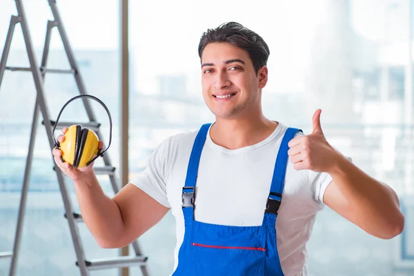 Trabajador con auriculares de cancelación de ruido — Foto de Stock