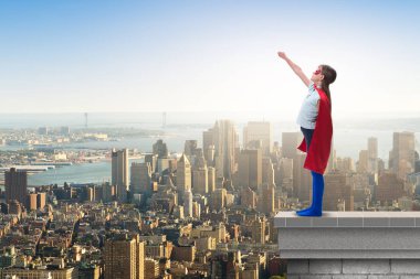 Küçük çocuk şehri kötülükten koruyor.