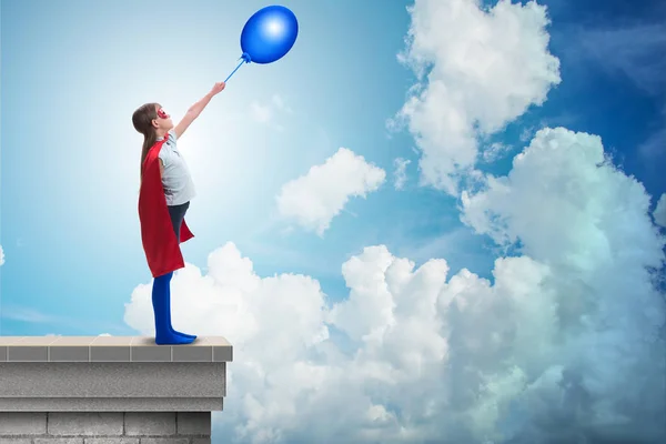 Superhéroe niño sosteniendo globo de aire — Foto de Stock