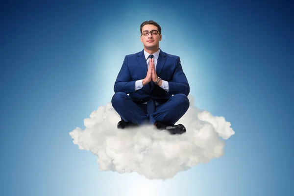 Biznesmen medytujący na niebie — Zdjęcie stockowe