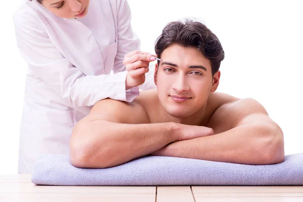 Przystojny mężczyzna w koncepcji masażu spa — Zdjęcie stockowe