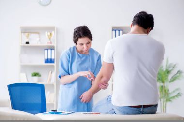 Tıbbi konsept olarak kadın doktoru ziyaret eden adam