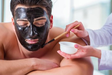 Kaplıca masaj konseptinde yakışıklı bir adam.