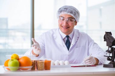 Besin uzmanı gıda ürünlerini laboratuarda test ediyor.