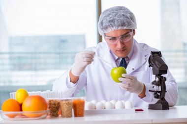 Besin uzmanı gıda ürünlerini laboratuarda test ediyor.