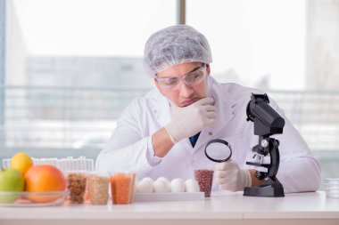 Besin uzmanı gıda ürünlerini laboratuarda test ediyor.